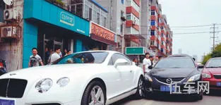 摩托车与汽车碰刮后漏油(摩托车侧翻漏油正常吗)